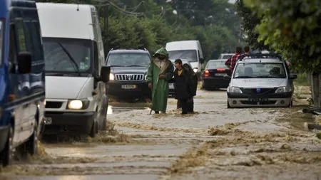 Circulaţia pe mai multe drumuri naţionale este întreruptă din cauza precipitaţiilor abundente