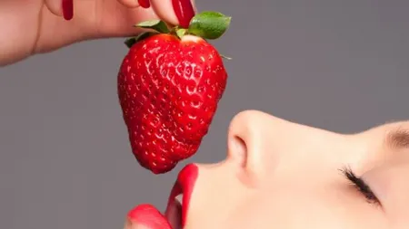 Arunci codiţele de la căpşune? Ar trebui să le mănânci - Iată de ce!