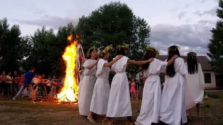 SÂNZIENE 2017. Ce trebuie să faci ca să-ţi meargă bine în DRAGOSTE şi de ce nu trebuie să te îmbăiezi pe 24 iunie
