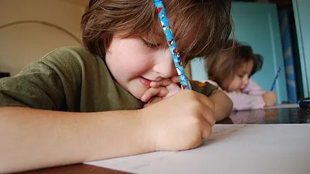 Te va emoţiona până la lacrimi! Ce a scris un băieţel autist la tema pentru acasă