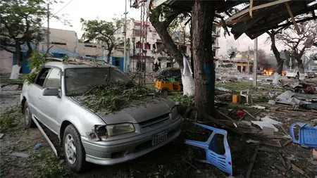 Teroriştii somalezi au atacat Hotelul Ambassador din Mogadishu. Doi parlamentari, printre persoanele ucise