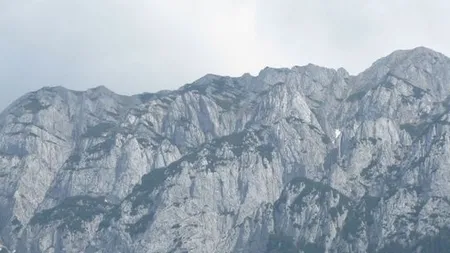 Tragedie pe munte. Un turist a murit de ziua lui după ce a căzut într-o prăpastie
