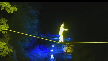 Balaurul din Transilvania şochează din nou. A traversat râul Cerna pe frânghie, noaptea VIDEO