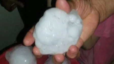 Imagini apocaliptice! Grindină cât pumnul, sute de maşini şi case distruse