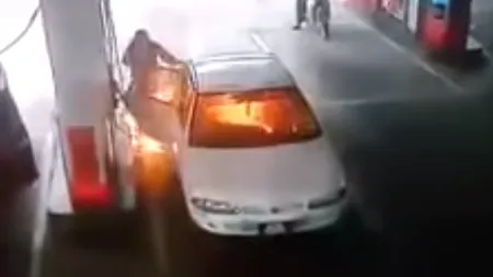 Momente de GROAZĂ într-o benzinărie din Malaezia. O maşină a luat foc cu un copil în ea VIDEO