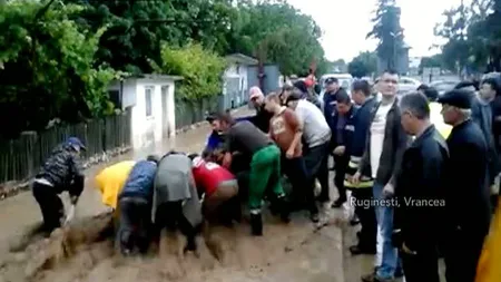 Potop în mai multe judeţe din ţară. Doi oameni au murit după ce au fost luaţi de ape. Traficul feroviar, AFECTAT