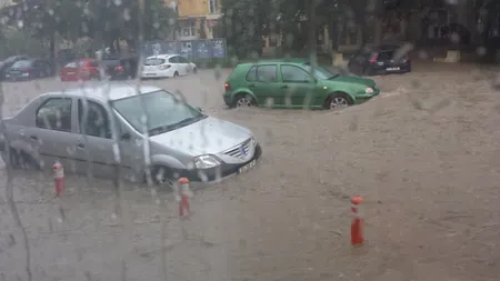 PLOI ABUNDENTE în Tulcea. Mai multe străzi au fost inundate, iar maşinile au fost luate de apă VIDEO