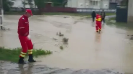 Ploile torenţiale au făcut prăpăd în mai multe judeţe. Zeci de localităţi au fost inundate VIDEO