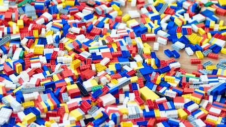 Statuie lego de 15.000 de dolari, distrusă într-o clipă de un copil de patru ani VIDEO