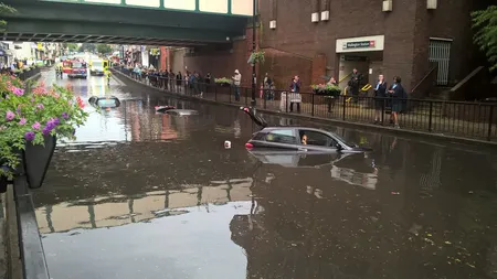 Potop la Londra, marţi după-amiază. Apă de doi metri pe străzi, imagini dramatice FOTO