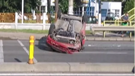 Accident pe DN1, lângă Bucureşti. O şoferiţă s-a RĂSTURNAT cu maşina, după ce i-a sărit o roată