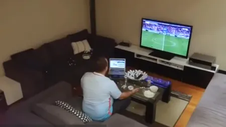 Reacţie ULUITOARE a unui suporter turc atunci când i se opreşte televizorul în timpul meciului VIDEO