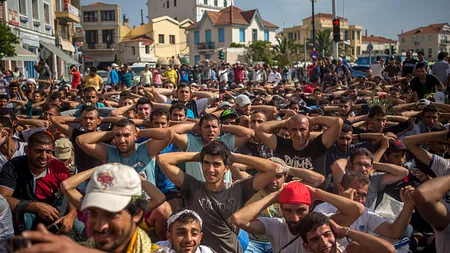 Grecia a ignorat acordul UE-Turcia. Autorităţile elene au acordat azil la 800 de refugiaţi de pe Insula Lesbos