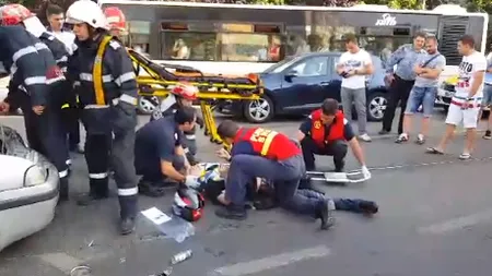 Accident în Capitală. Un motociclist a intrat în plin într-o maşină
