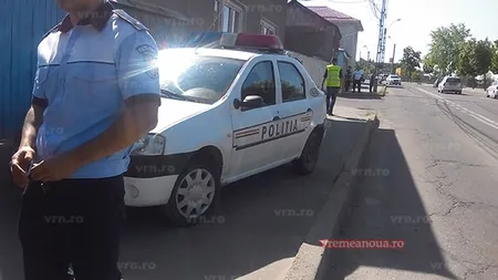 La un pas de tragedie. O maşină de poliţie scăpată de sub control, aproape să lovească în plin un grup de elevi