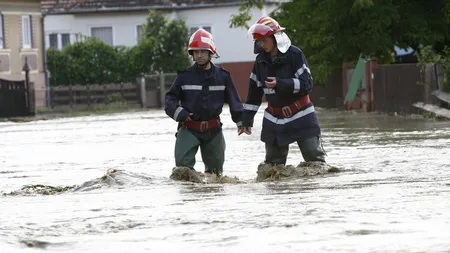 Peste 700 de pompieri au intervenit în zonele cu INUNDAŢII din România