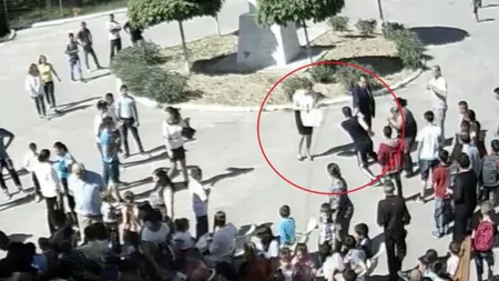 O profesoară din Dâmboviţa, BĂTUTĂ de iubitul gelos în faţa elevilor VIDEO