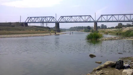 Doi tineri au dispărut în râul Suceava. Mai multe echipaje ISU îi caută