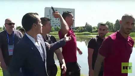 Cristiano Ronaldo şi-a ieşit din minţi. A aruncat în apă microfonul unui ziarist VIDEO