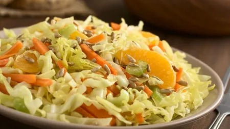 Salata simplă care te scapă rapid de kilograme. SLĂBEŞTI 3 KILOGRAME ÎN 4 ZILE