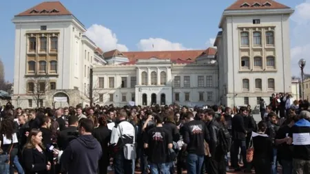 Zeci de studenţi de la UMF Iaşi, săltaţi de procurori şi duşi la audieri într-un dosar privind fraudarea examenelor