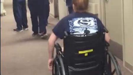 Miracolul zilei: Reacţia unei asistente care se întâlneşte cu pacientul de care a avut grijă