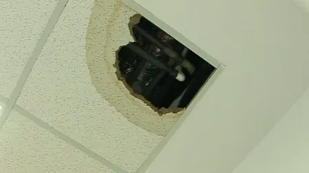 REVOLTĂTOR: Tavanul unui spital recent inaugurat în Timişoara s-a prăbuşit