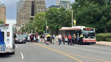 ALERTĂ la Universitatea din Toronto. Un individ îmbrăcat în negru, cu o cagulă pe cap, a semănat panică