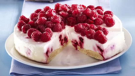 DESERTUL ZILEI: Tort de zmeură şi iaurt
