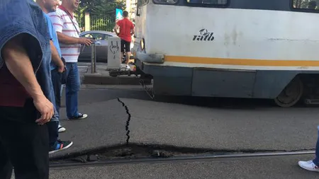 Tramvaie, blocate în centrul Capitalei după ce asfaltul s-a umflat din cauza căldurii