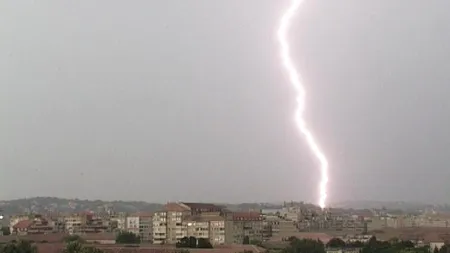 FURTUNĂ în Bihor. Doi tineri au fost trăsniţi la un meci de fotbal