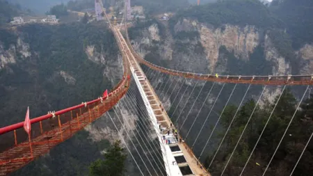 Cel mai lung pod de sticlă din lume, realizat de chinezi. Este fascinant, dar şi terifiant VIDEO