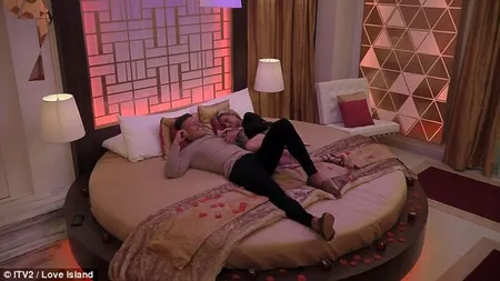 Sex în direct la INSULA IUBIRII: Fosta Miss a pierdut titlul după ce imaginile au devenit virale VIDEO