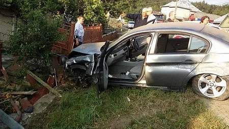 Mire şi mireasă, la un pas de moarte în noaptea nunţii. Maşina în care se aflau a intrat într-un gard