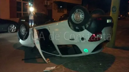 Accident spectaculos în Constanţa. O maşină s-a răsturnat în faţa unui hotel VIDEO