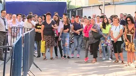 Aglomeraţie în penultima zi de înscriere la liceu. Elevii aşteaptă ore întregi la coadă