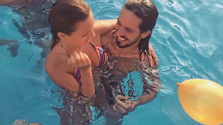 Alexandra Stan a uitat de orice inhibiţie. Distracţie HOT cu iubitul, o prietenă şi o... gonflabilă