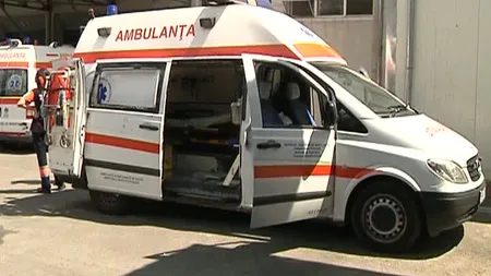 BĂTAIE în ambulanţă: Un bărbat a atacat asistenta şi şoferul, apoi a încercat să fugă cu maşina VIDEO