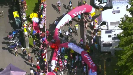 Final de etapă cu incidente, în Turul Franţei. Un arc gonflabil s-a prăbuşit peste ciclişti VIDEO