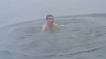 Baie la Bâlea Lac. Apa nu are mai mult de cinci grade VIDEO