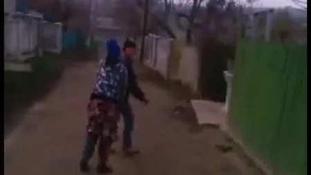 O femeie îşi bate soţul pe uliţa satului, în faţa camerei de filmat. Motivul? Şi el o bătuse mai demult VIDEO