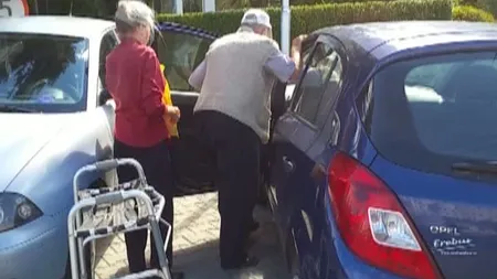 Bătrân aproape invalid, surprins în timp ce se urca la volan VIDEO