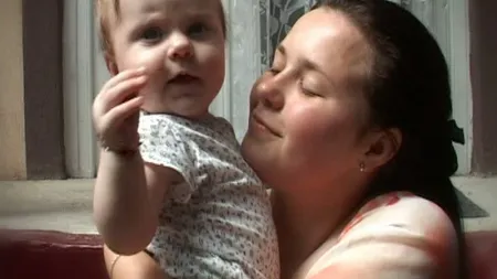 Eleva care a născut un copil în clasa a XII-a a intrat la facultate. Vezi unde a dat admitere şi ce va studia VIDEO