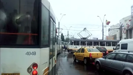 Circulaţia tramvaielor pe linia 41, blocată. Un autoturism a intrat pe linie