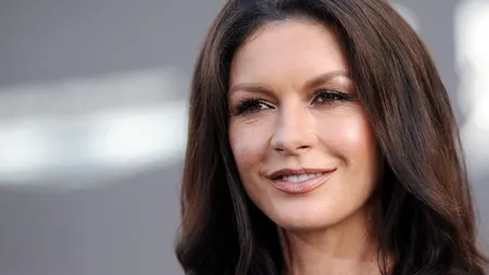 Ce bine îi seamănă fiica! Catherine Zeta Jones şi Carys, surprinse pe aeroport