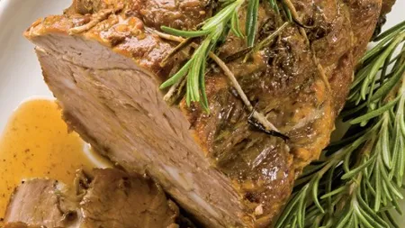 Friptură picantă cu rozmarin, reţeta ideală pentru weekend