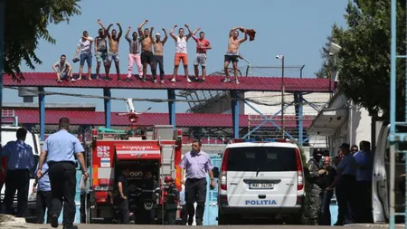 Deţinuţii protestează în continuare pe acoperişurile închisorilor