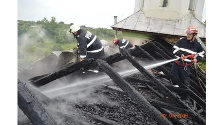 Incendiu de proporţii în Dolj. O biserică a luat foc după ce a fost lovită de trăsnet VIDEO