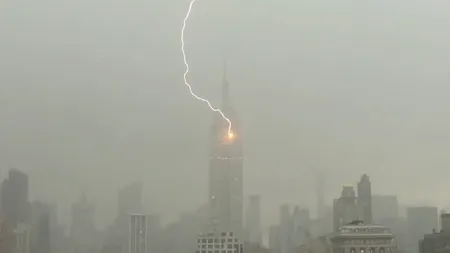 Empire State Building, lovită de fulger. Imagini impresionante de la New York VIDEO