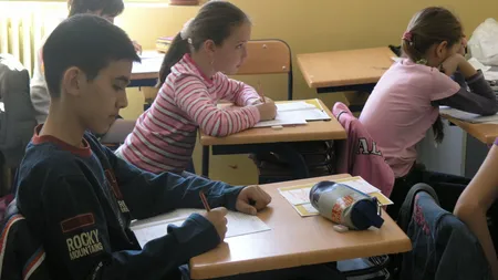 EMOŢIONANT! Profesorii au început să plângă după ce au citit ciorna uitată în bancă de un copil de 10 ani